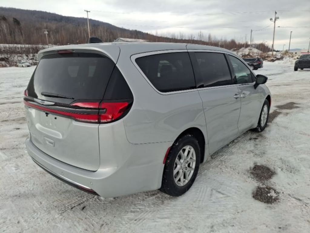 New 2026 Chrysler Pacifica SELECT Passenger Van