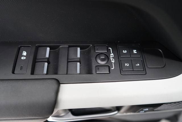 2024 Land Rover Defender S - Photo 33