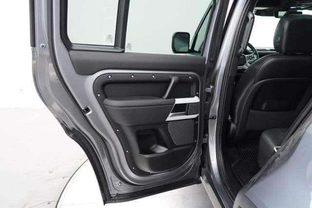 2024 Land Rover Defender S - Photo 38