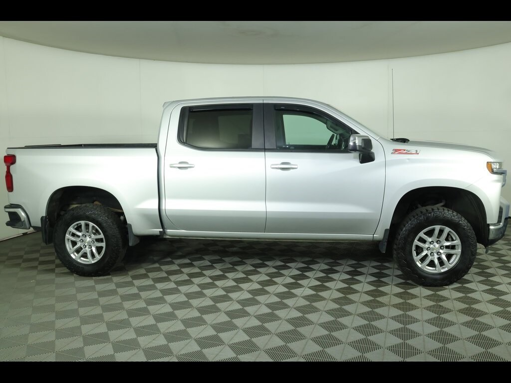 2020 Chevrolet Silverado LT photo 2