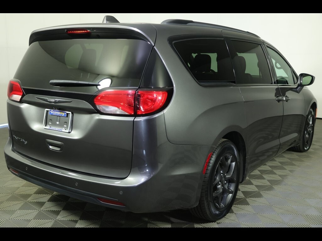 2019 Chrysler Pacifica Touring L photo 2