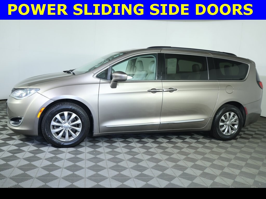2017 Chrysler Pacifica Touring L photo 3