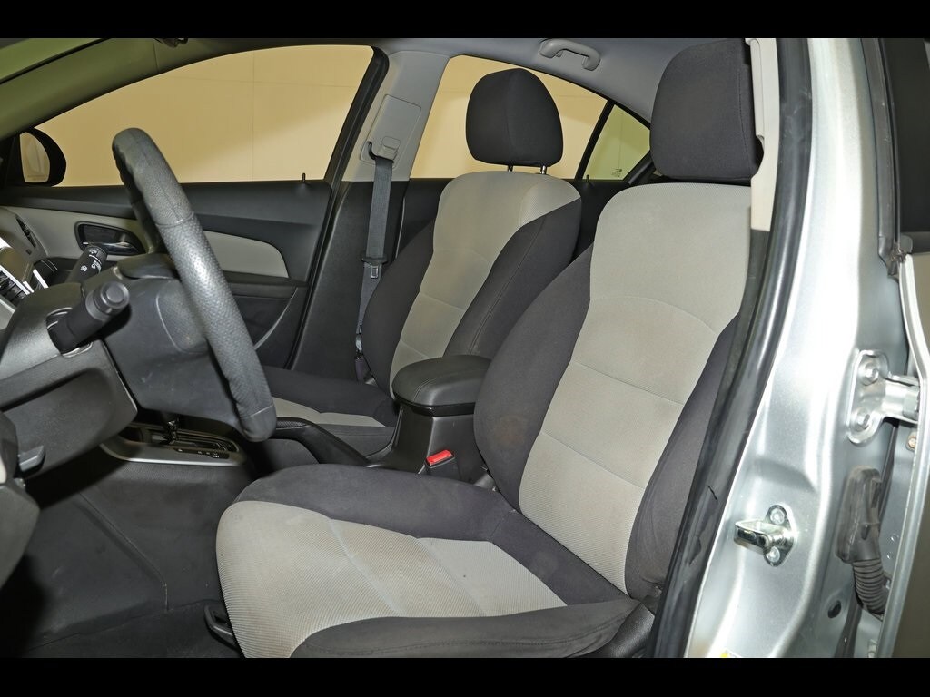 2015 Chevrolet Cruze LS photo 2