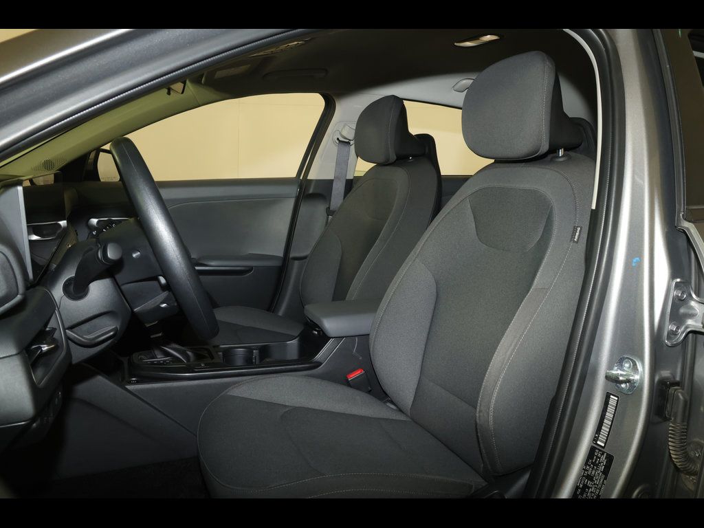 2025 Kia K4 LXS - Photo 11