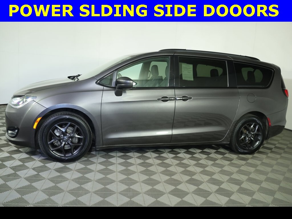 2019 Chrysler Pacifica Touring L photo 4
