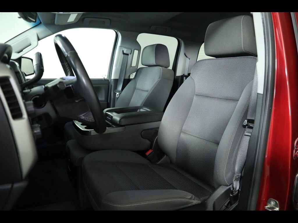 2018 Chevrolet Silverado 1500 LT photo 2