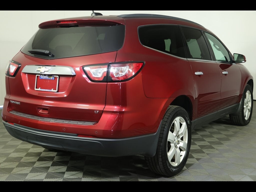 2017 Chevrolet Traverse 1LT photo 2