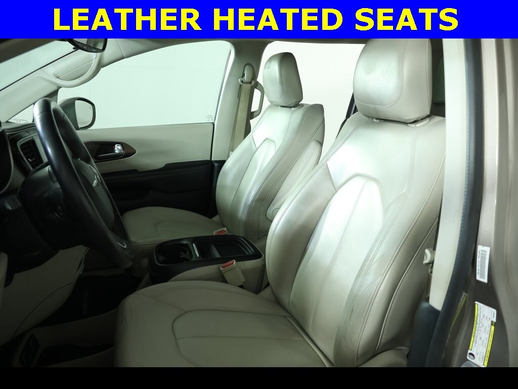 2017 Chrysler Pacifica Touring L photo 2