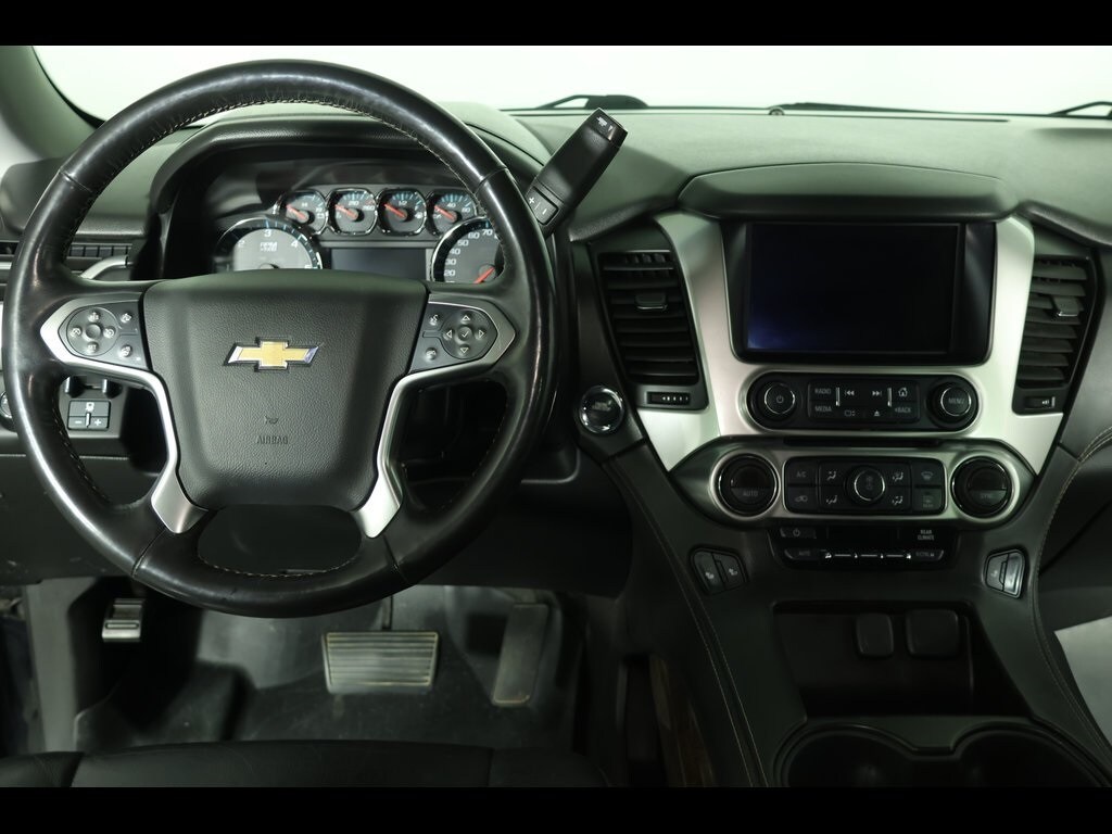 2016 Chevrolet Suburban LT photo 3