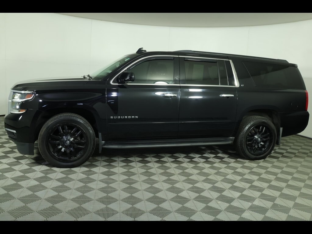 2016 Chevrolet Suburban LT photo 4