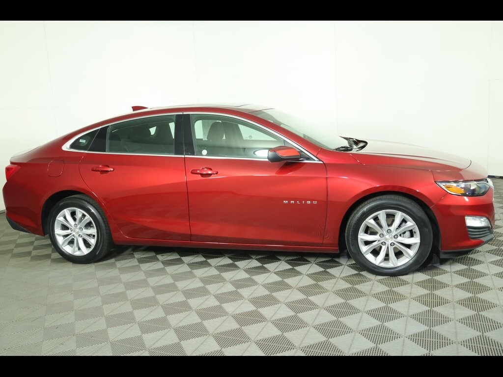 2024 Chevrolet Malibu 1LT photo 2