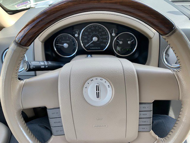 2008 Lincoln Mark LT photo 2
