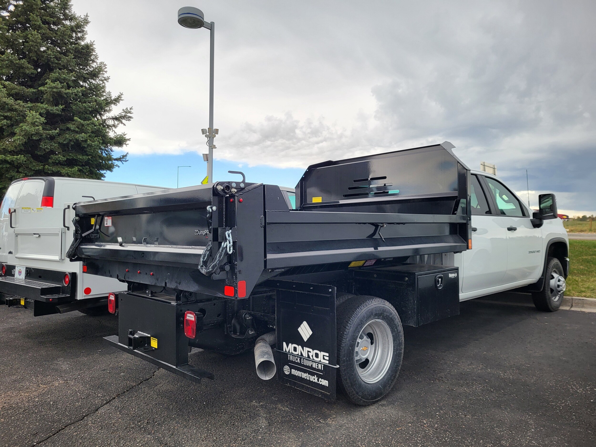2025 Chevrolet Silverado 3500HD Work Truck photo 2