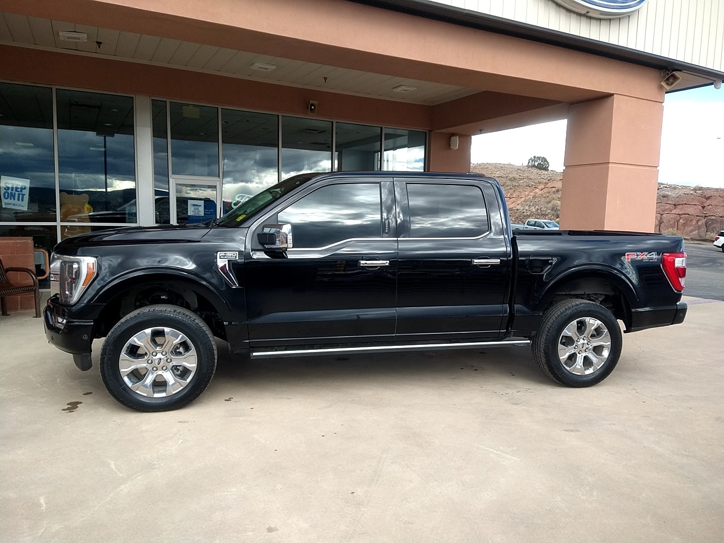 2023 Ford F-150 Platinum's photo