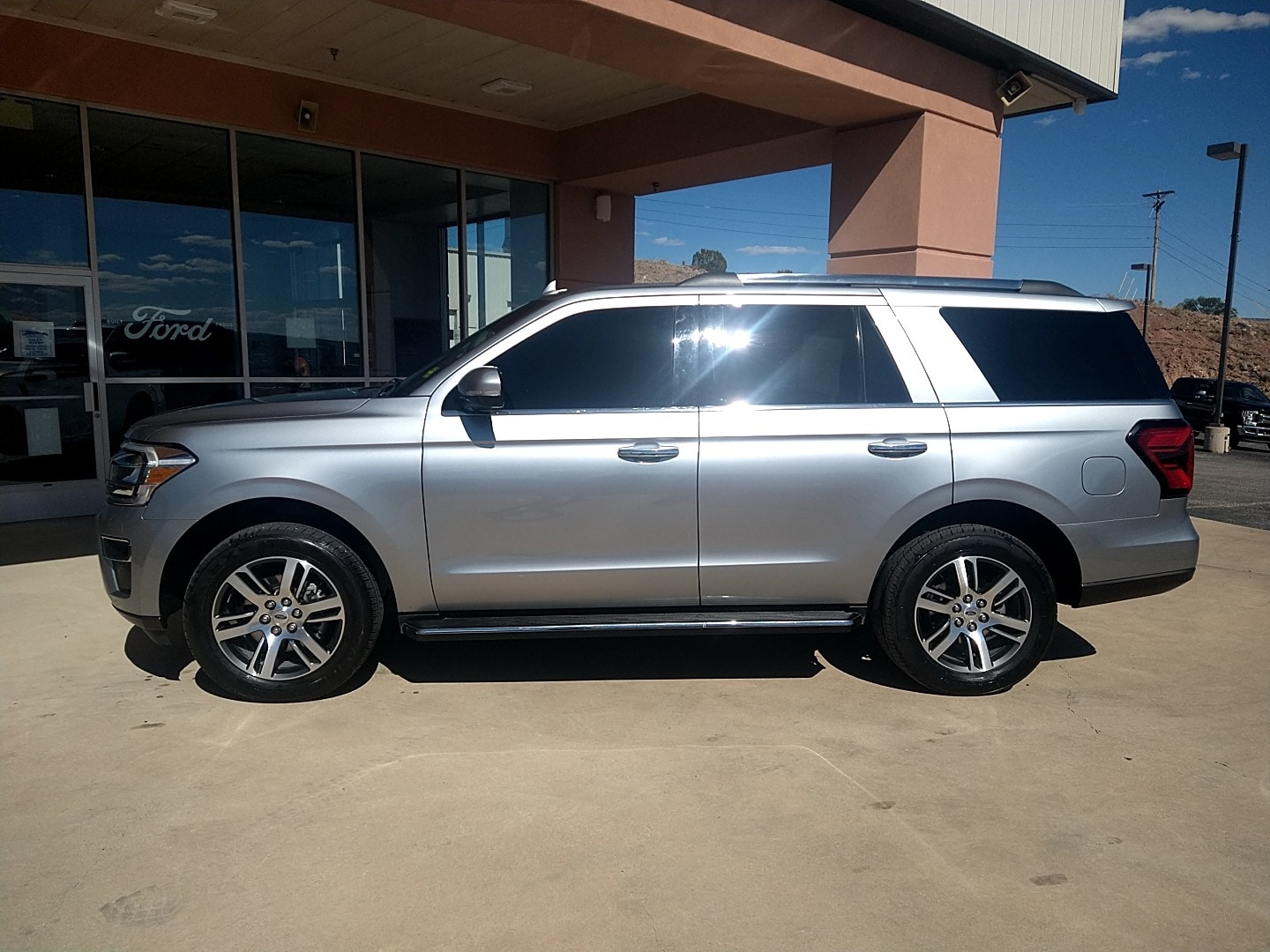 2022 Ford Expedition Limited's photo