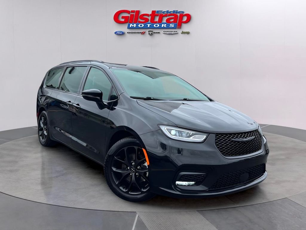 2024 Chrysler Pacifica Limited's photo