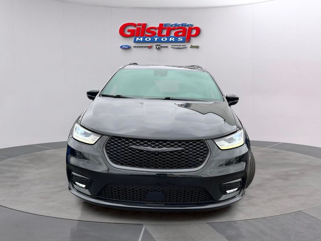 Used 2024 Chrysler Pacifica Limited Minivan/Van