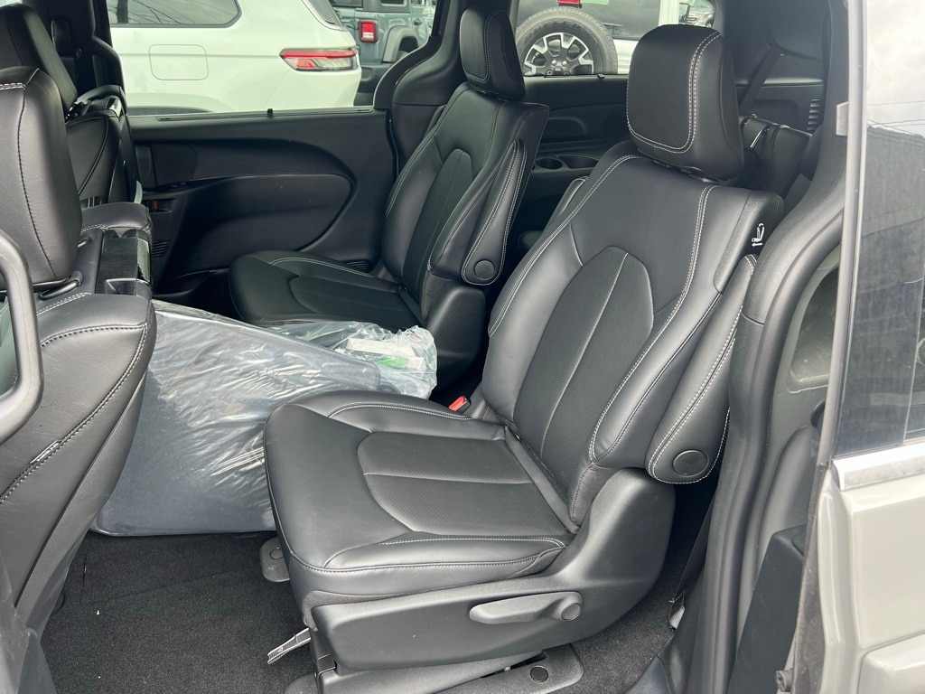 New 2025 Chrysler Pacifica Hybrid PACIFICA PLUG-IN HYBRID SELECT Passenger Van