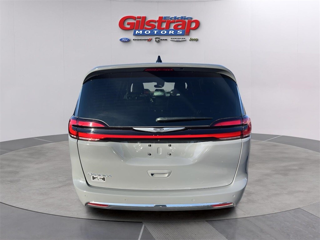Used 2025 Chrysler Pacifica Select Minivan/Van