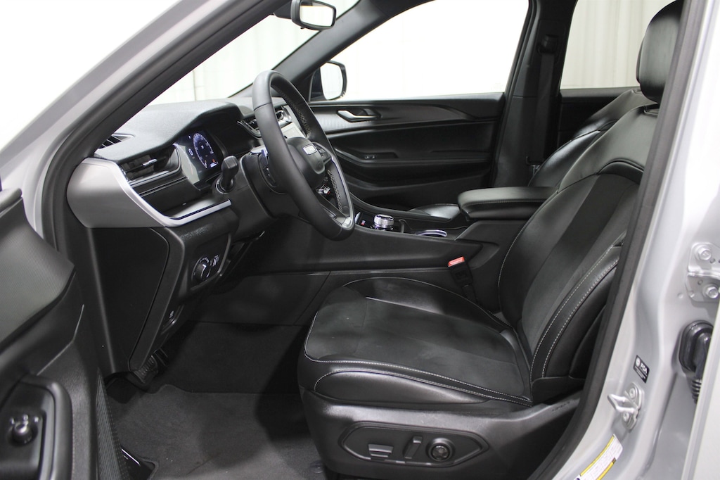 Used 2025 Jeep Grand Cherokee Laredo SUV