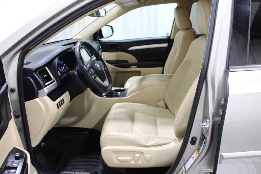 Used 2016 Toyota Highlander LE Plus V6 SUV