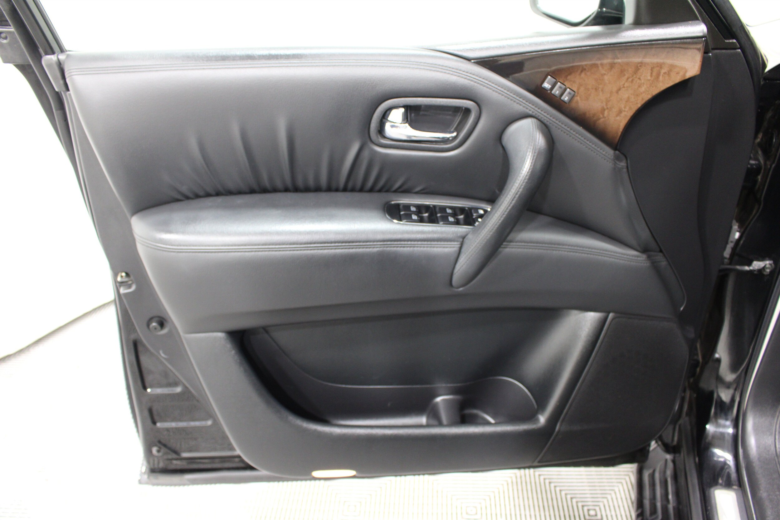 2011 INFINITI QX 56 - Photo 6