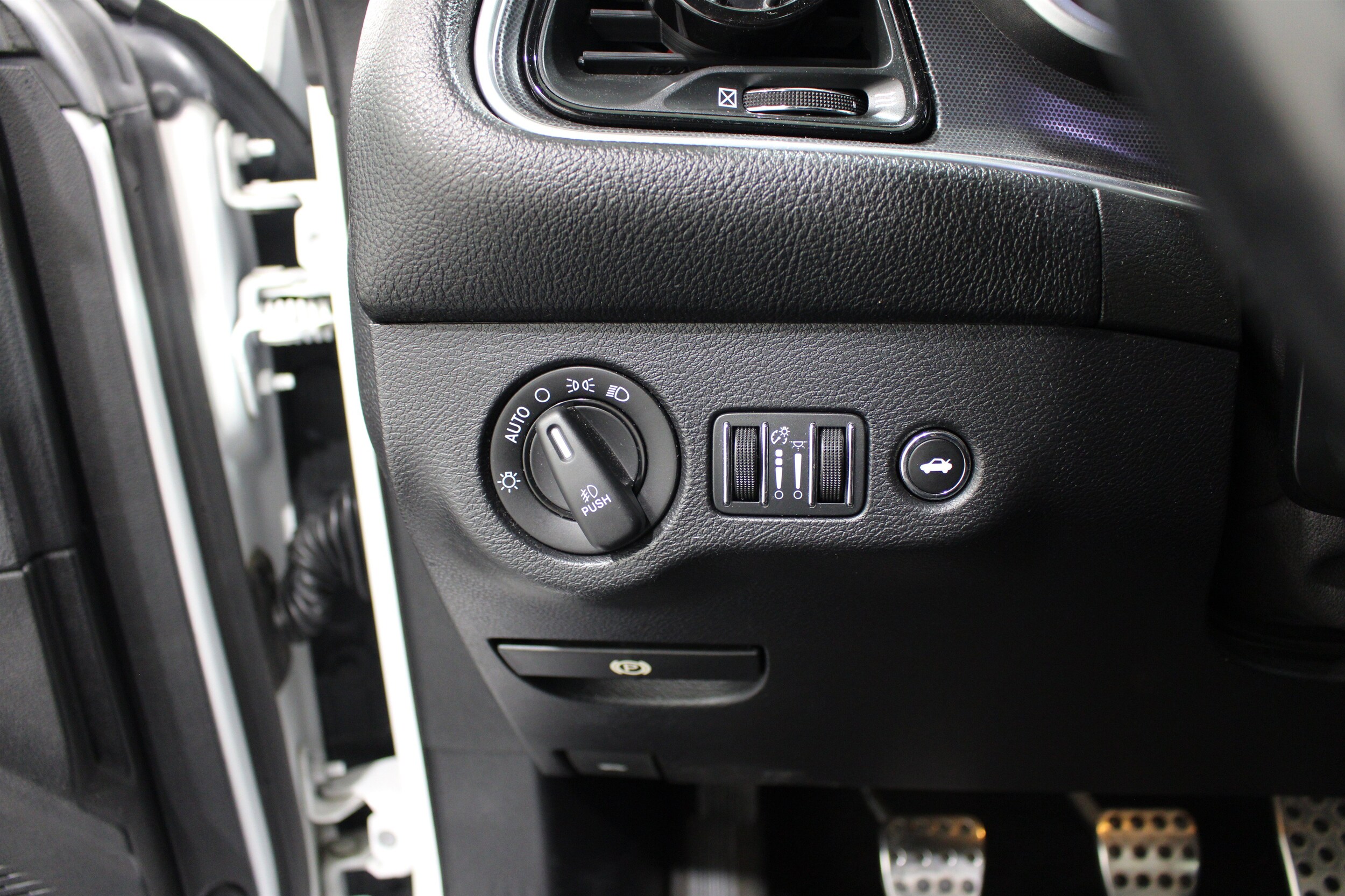 2015 Dodge Challenger R/T - Photo 8