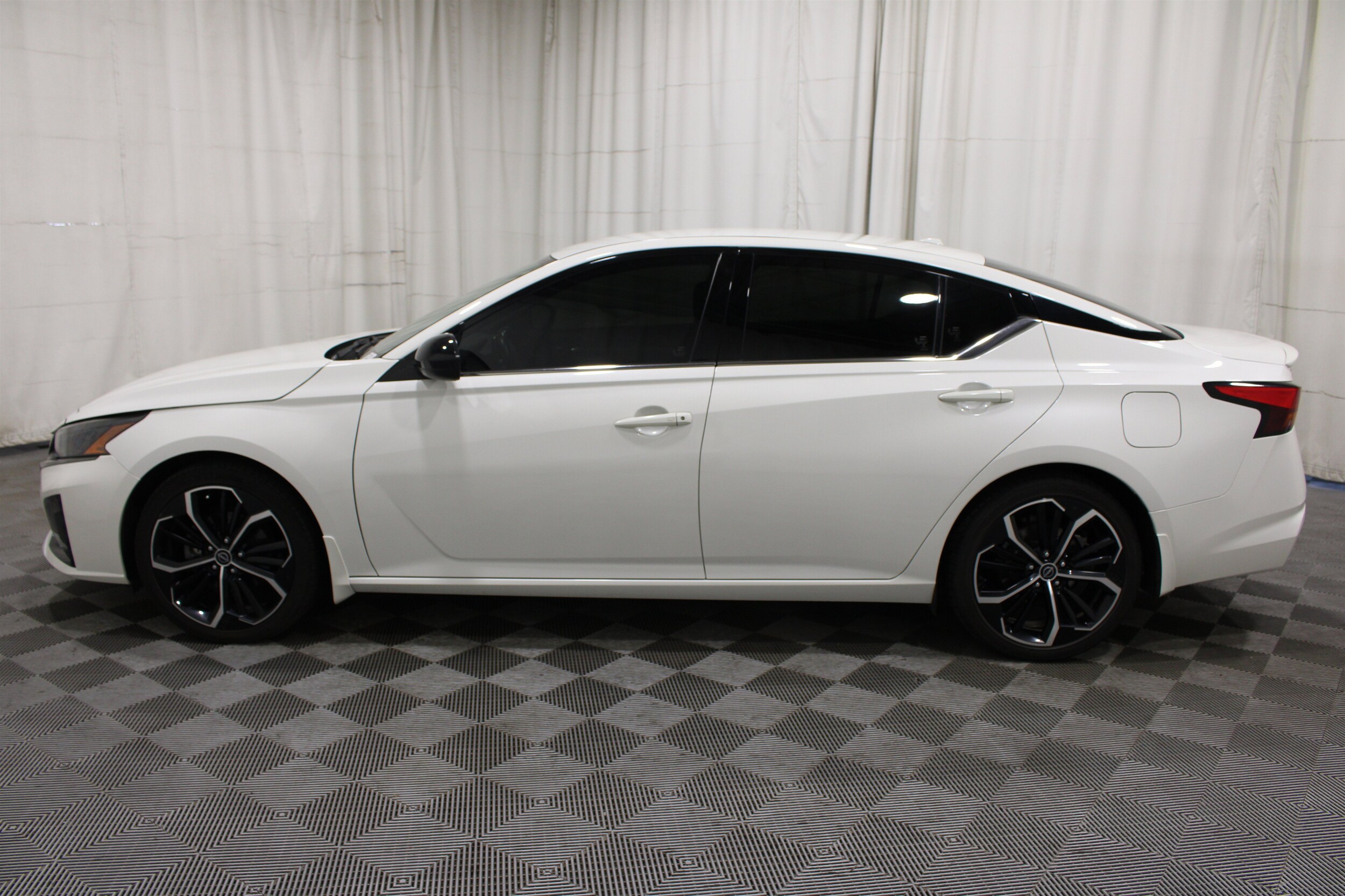 2023 Nissan Altima SR - Photo 30