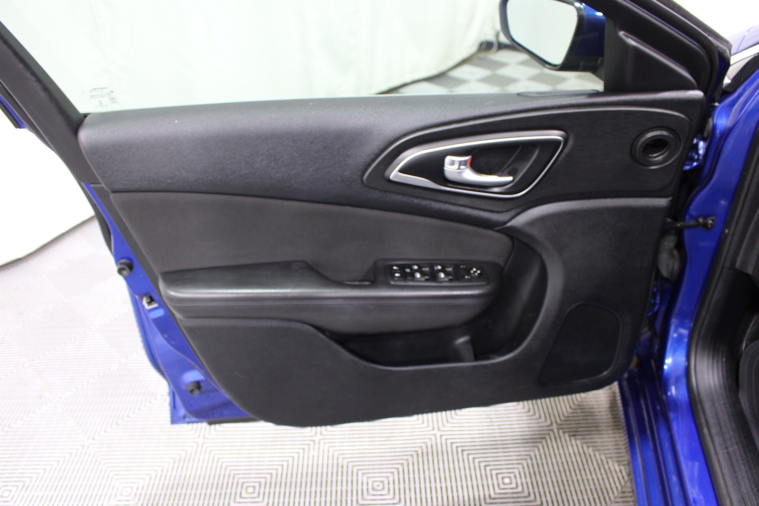 2015 Chrysler 200 Limited - Photo 6