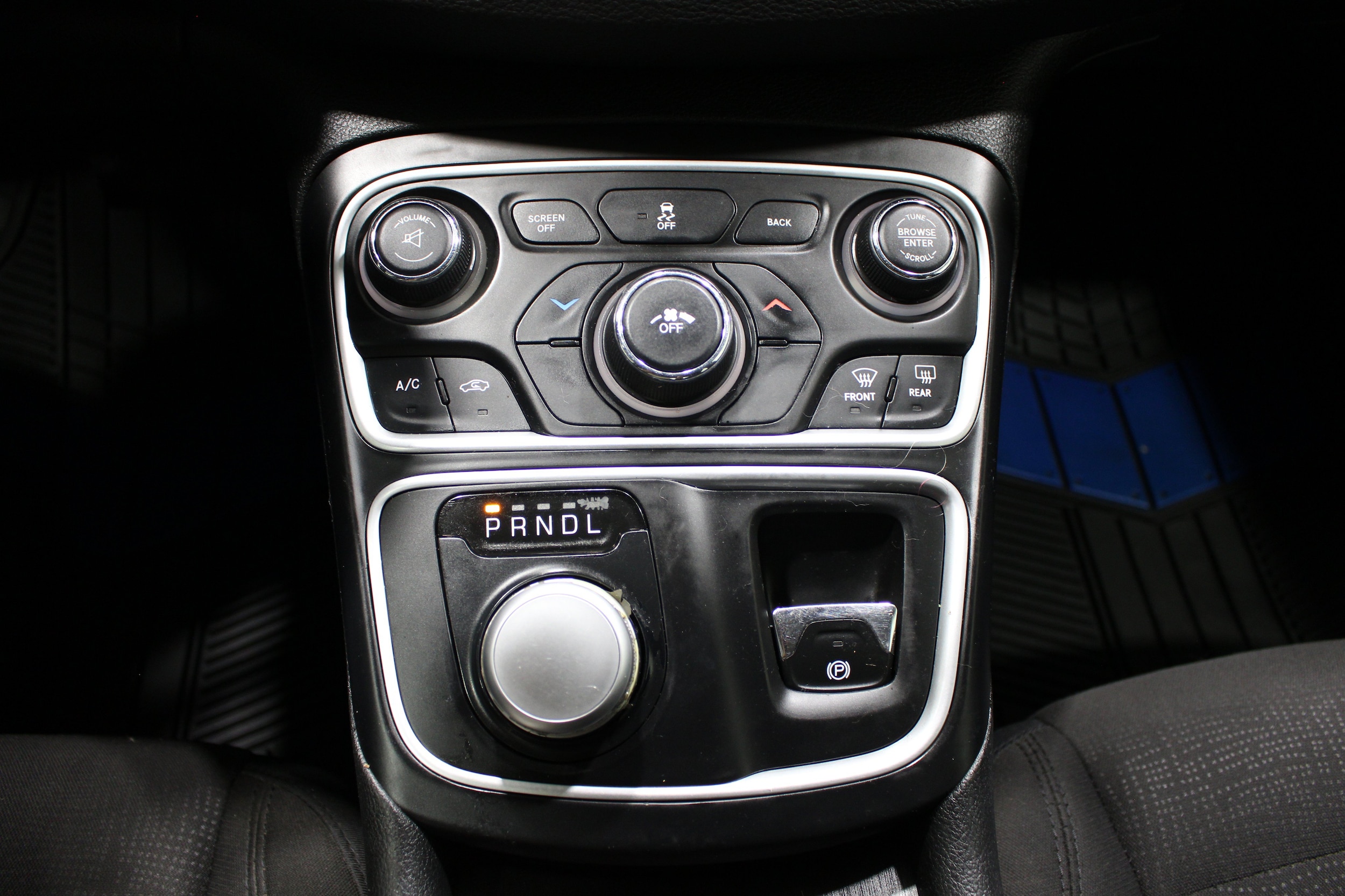 2015 Chrysler 200 Limited - Photo 15