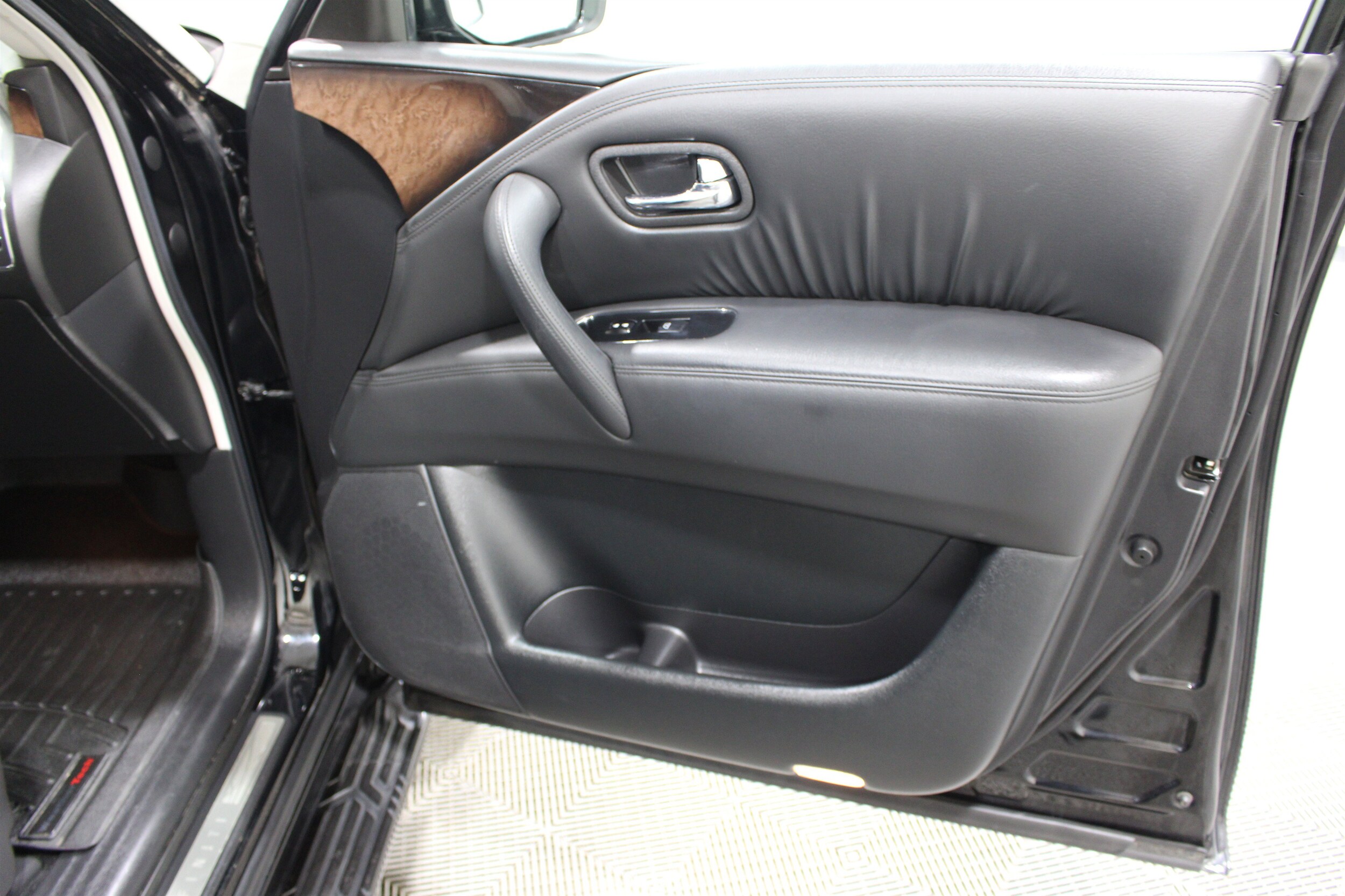 2011 INFINITI QX 56 - Photo 32