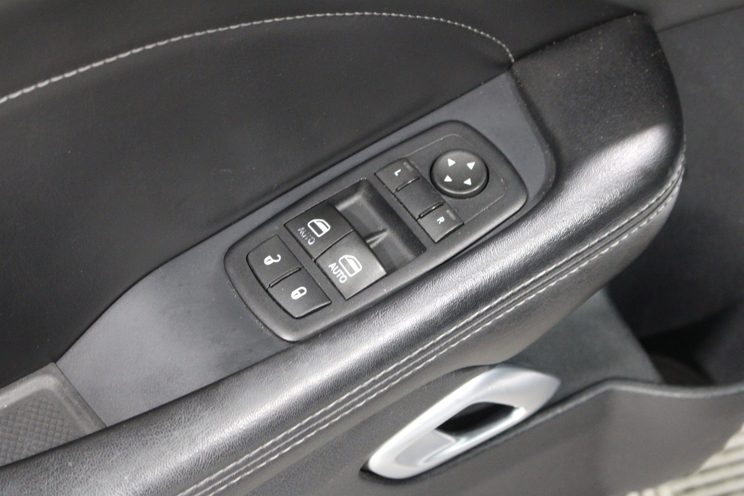 2015 Dodge Challenger R/T - Photo 7