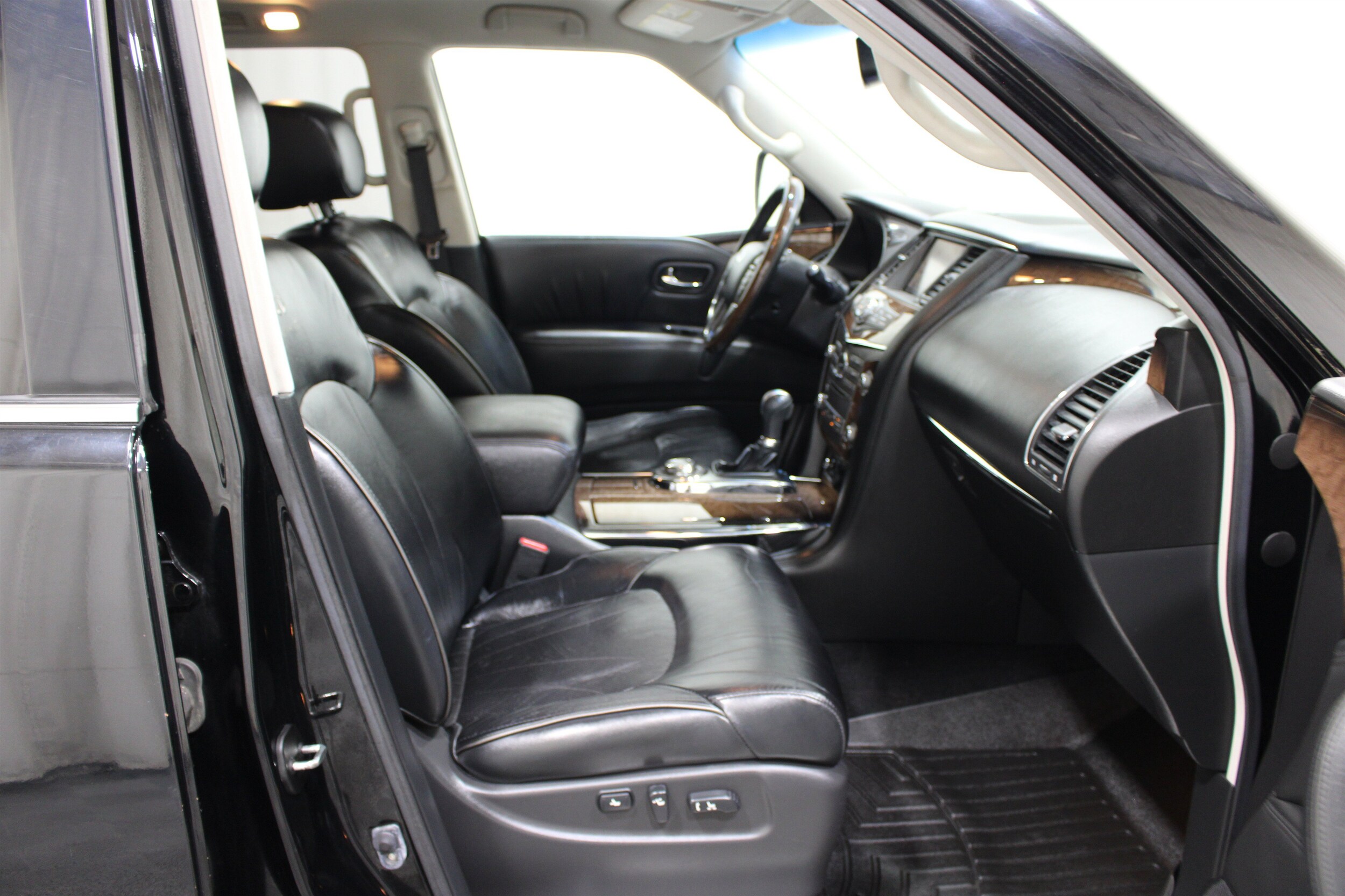 2011 INFINITI QX 56 - Photo 30