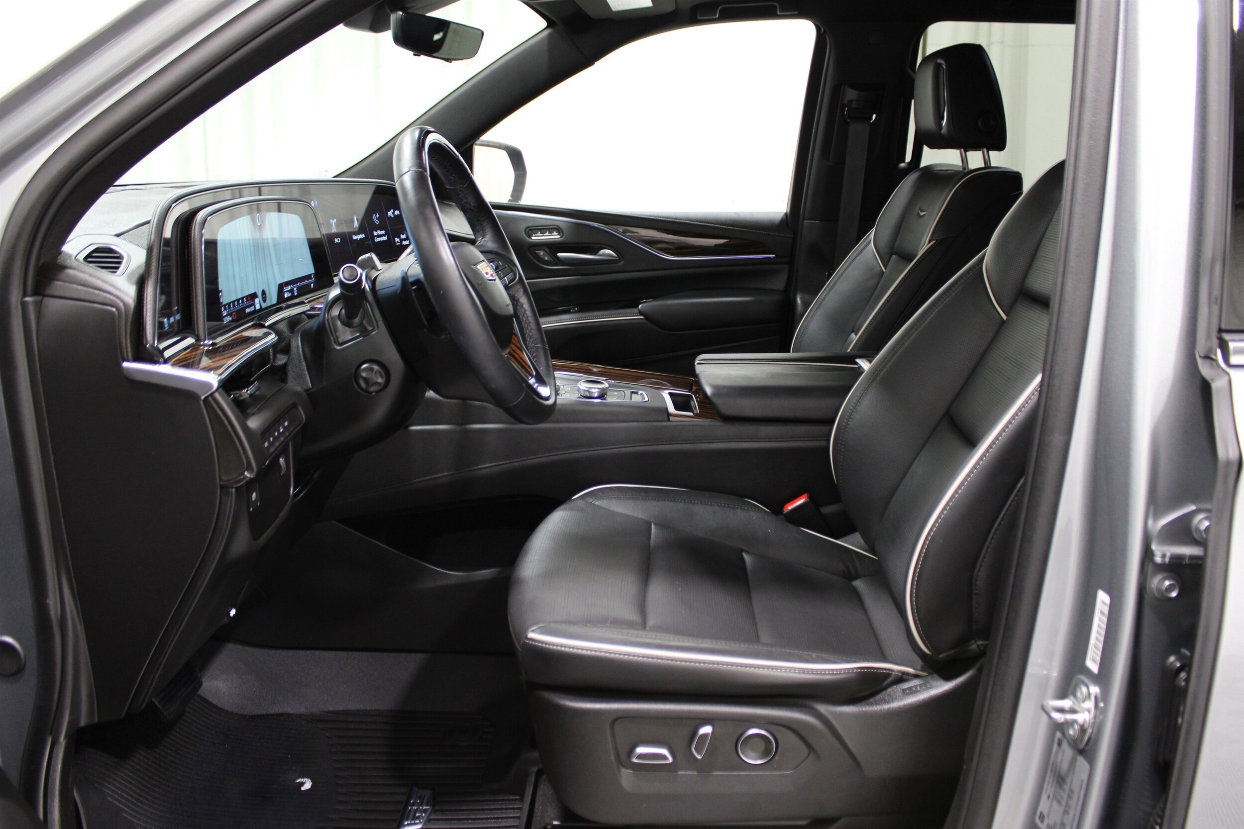 2024 Cadillac Escalade ESV Premium Luxury photo 2