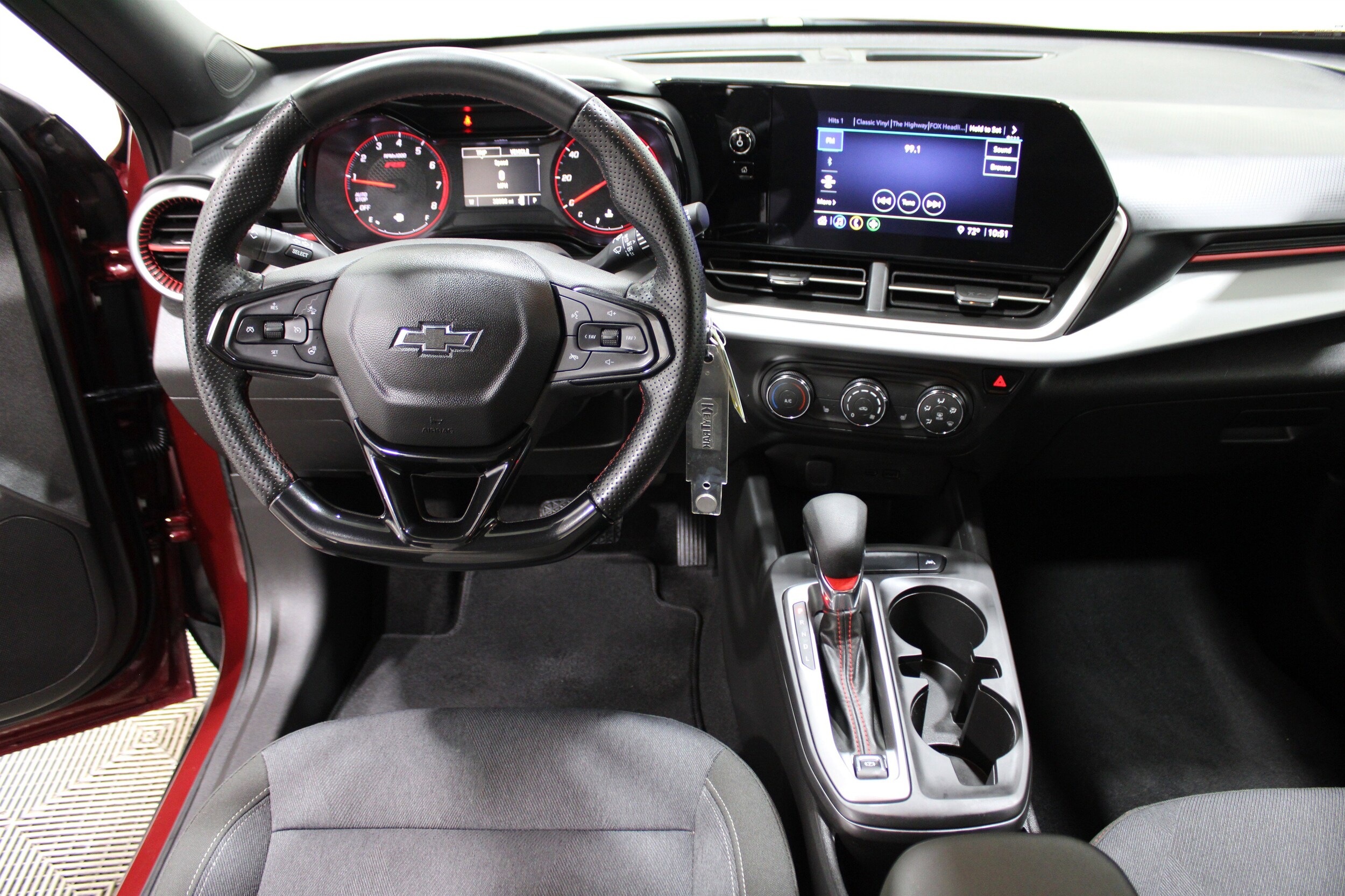 2024 Chevrolet Trax photo 2
