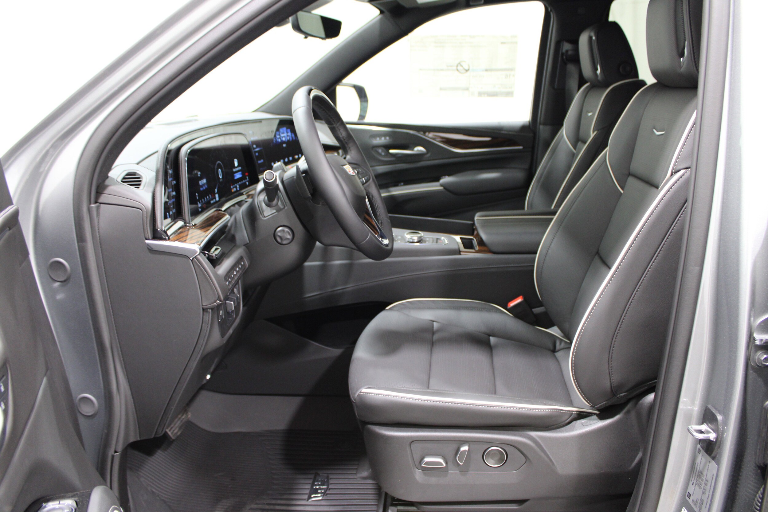 2024 Cadillac Escalade Premium Luxury photo 3