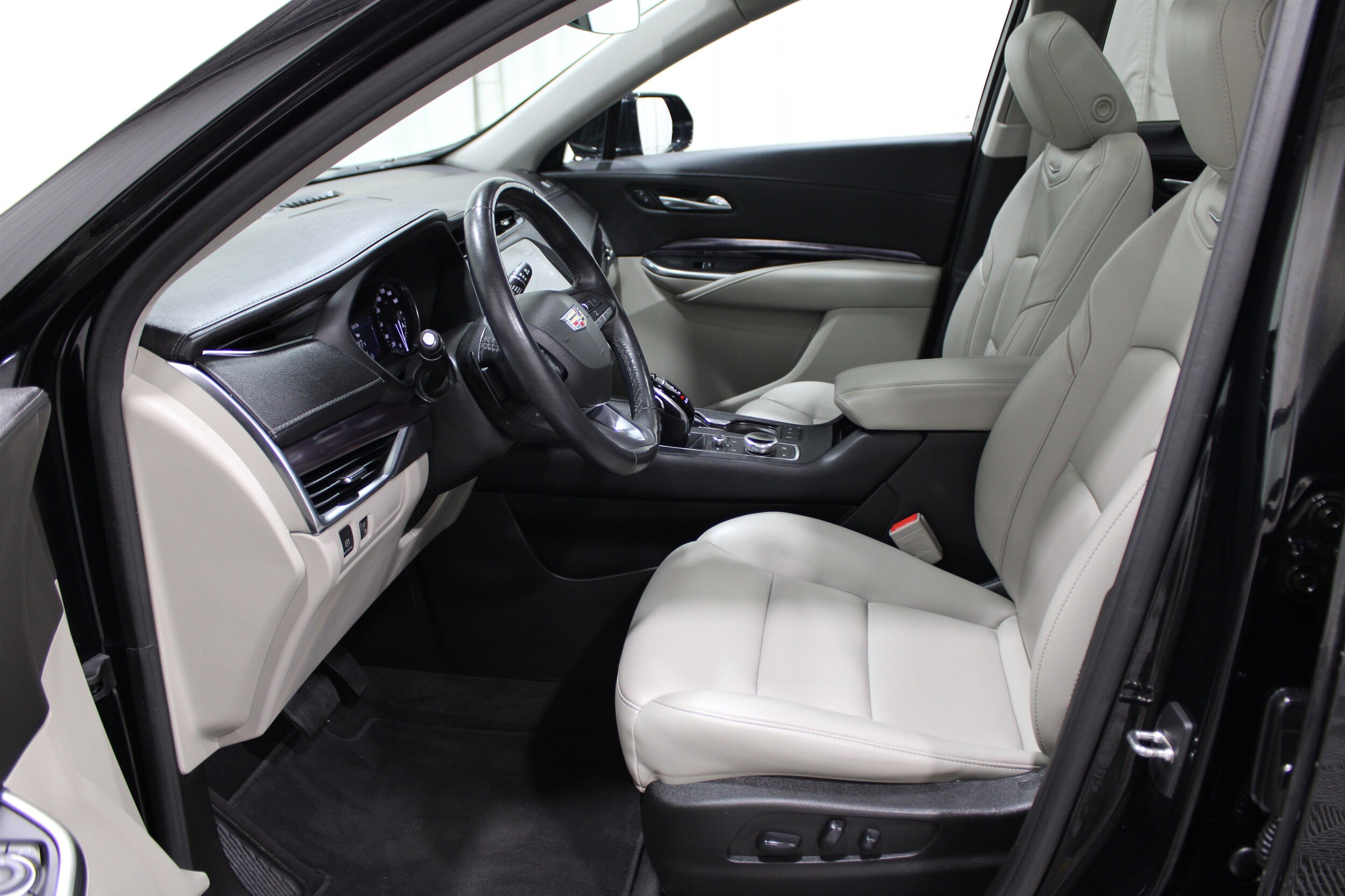 2022 Cadillac XT4 Luxury photo 3