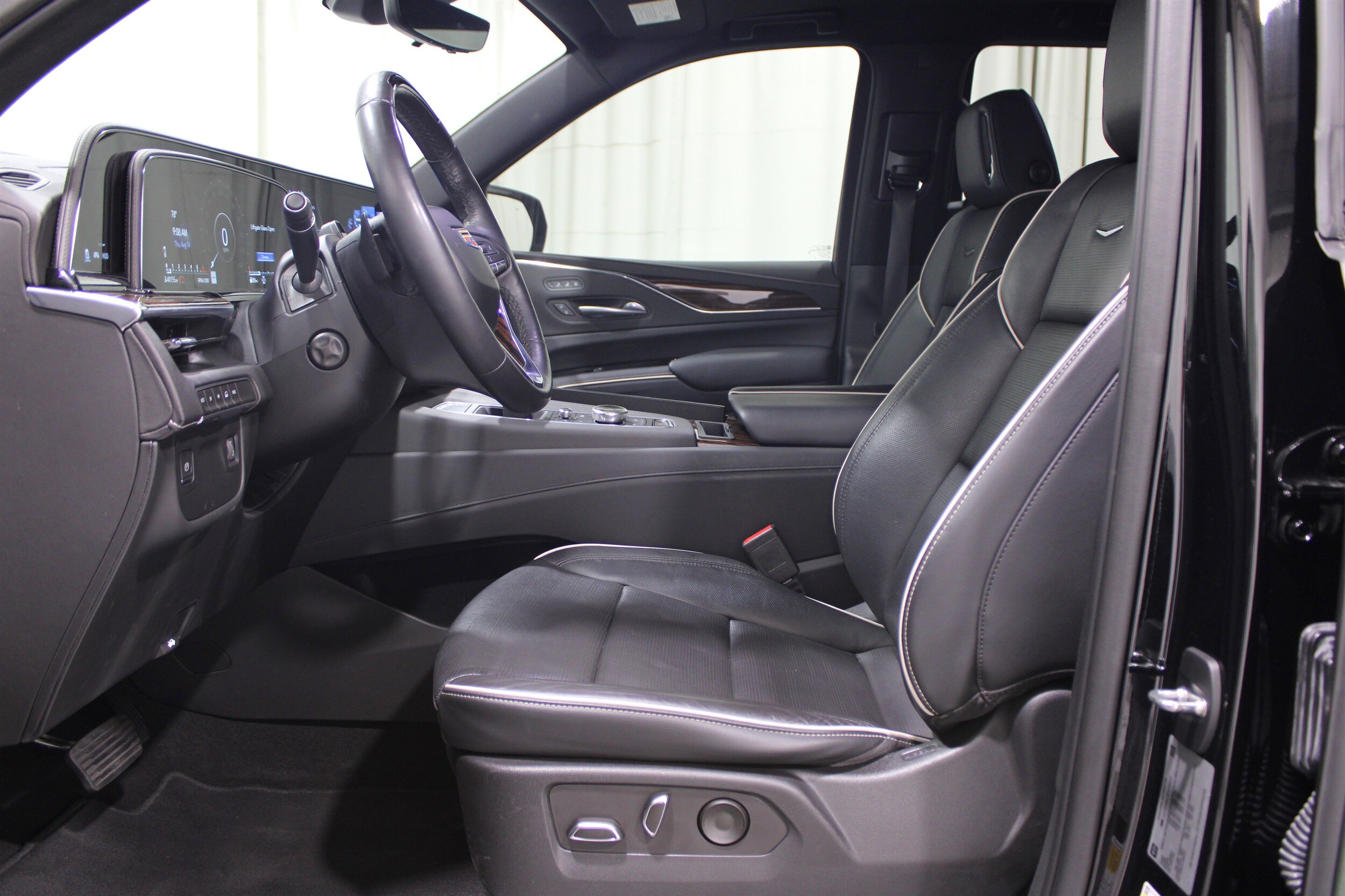 2023 Cadillac Escalade Premium Luxury photo 3