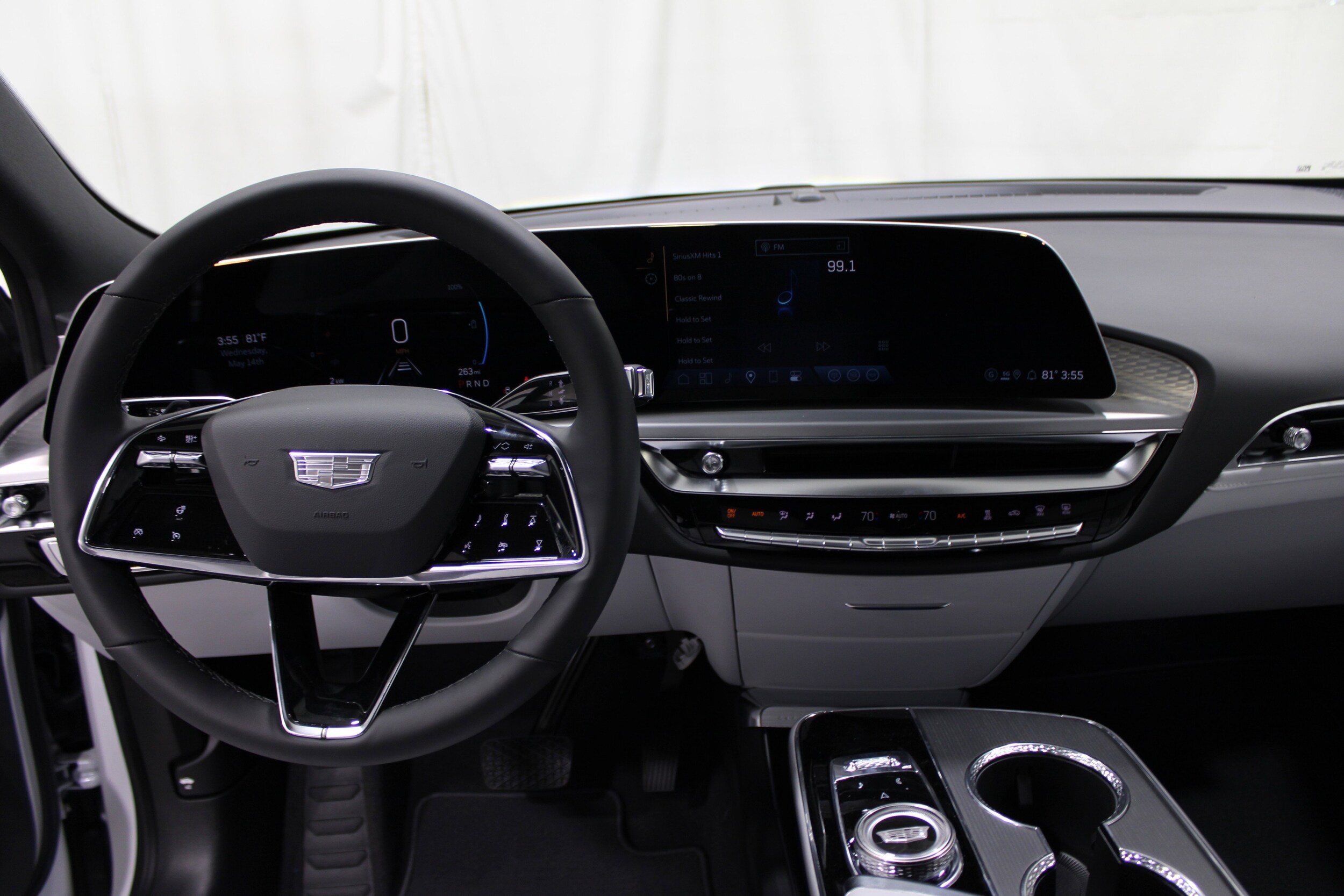 2025 Cadillac Lyriq Luxury photo 2