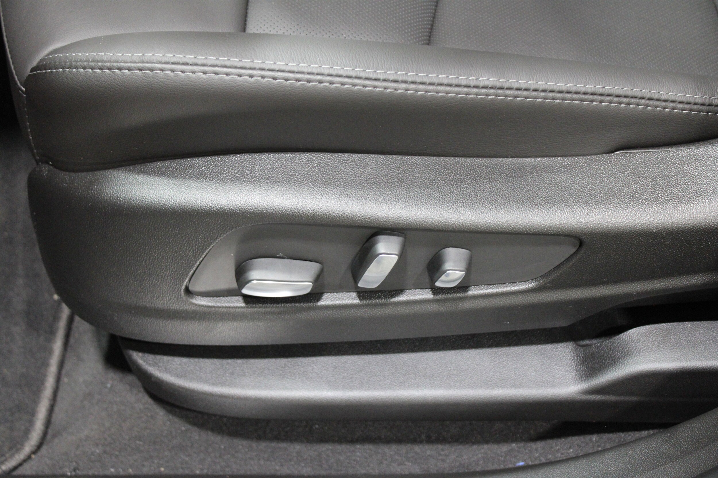 2025 Cadillac XT5 Premium Luxury photo 2