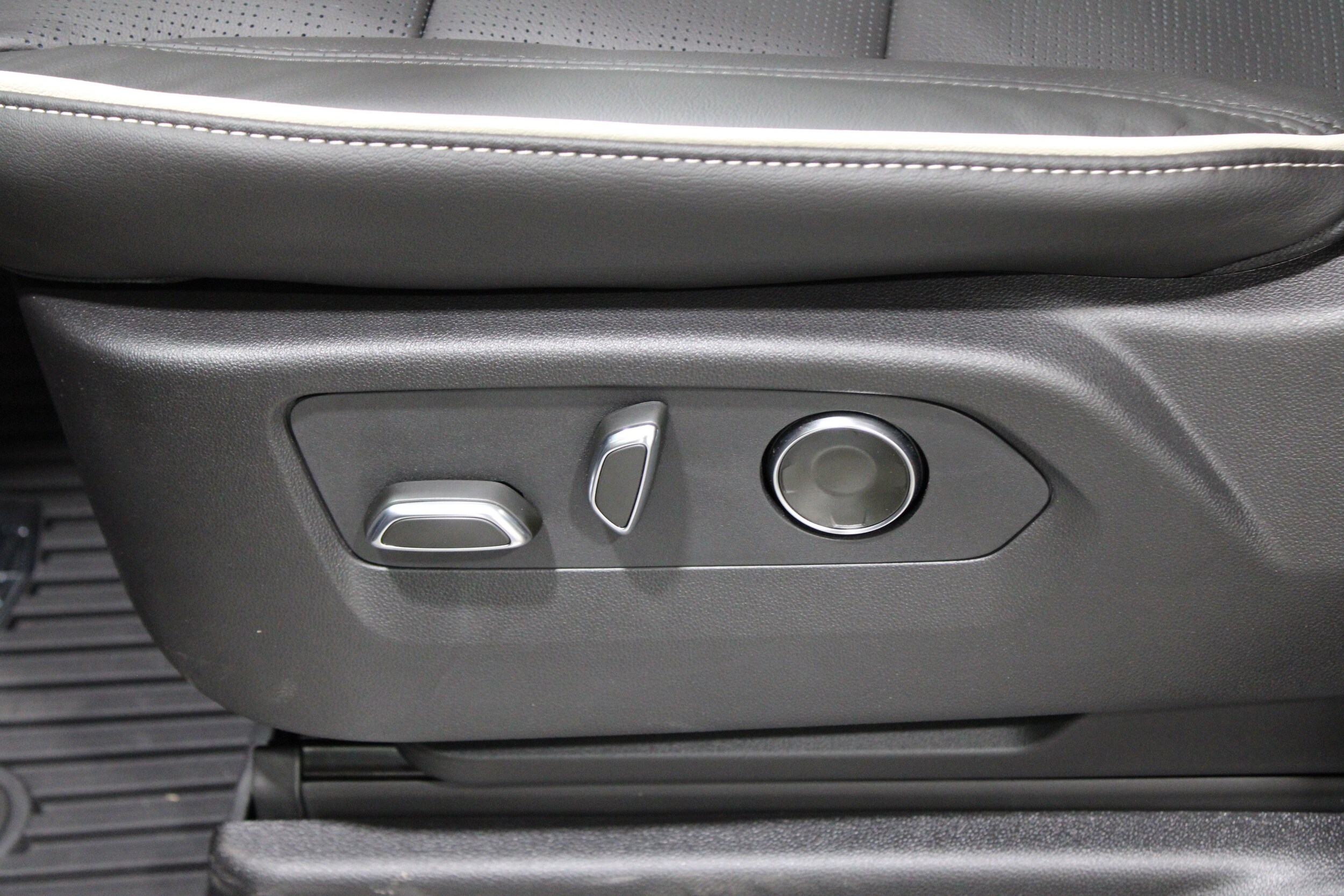 2024 Cadillac Escalade Premium Luxury photo 4