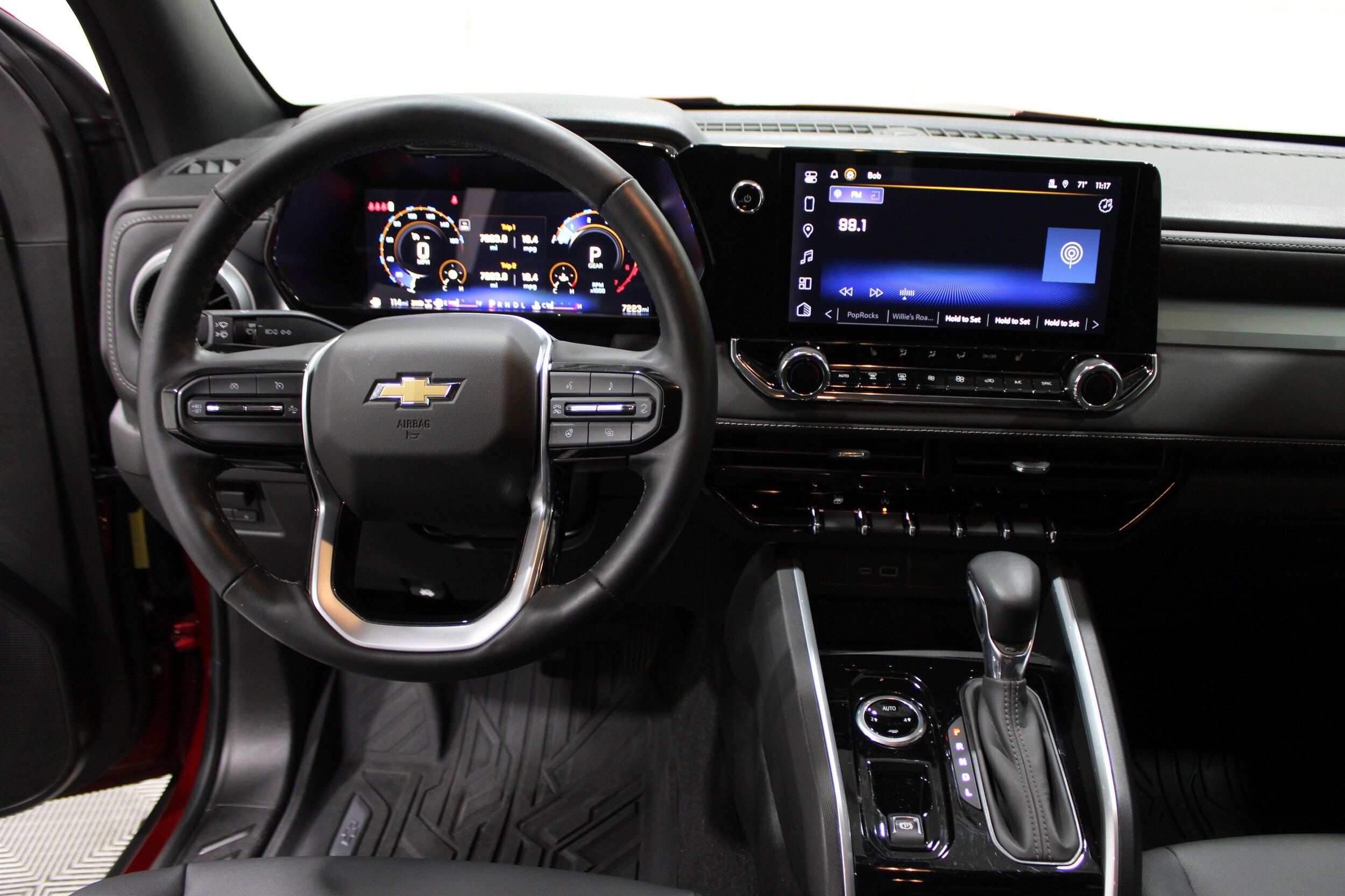 2024 Chevrolet Colorado LT photo 2