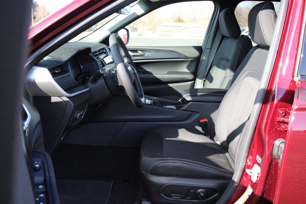 New 2026 Jeep Grand Cherokee Laredo Sport Utility