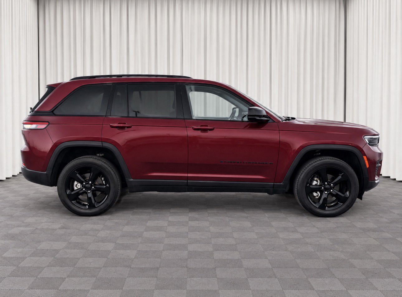 Used 2023 Jeep Grand Cherokee Laredo SUV