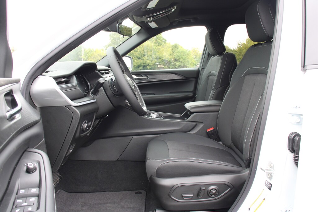 New 2025 Jeep Grand Cherokee L Laredo Sport Utility