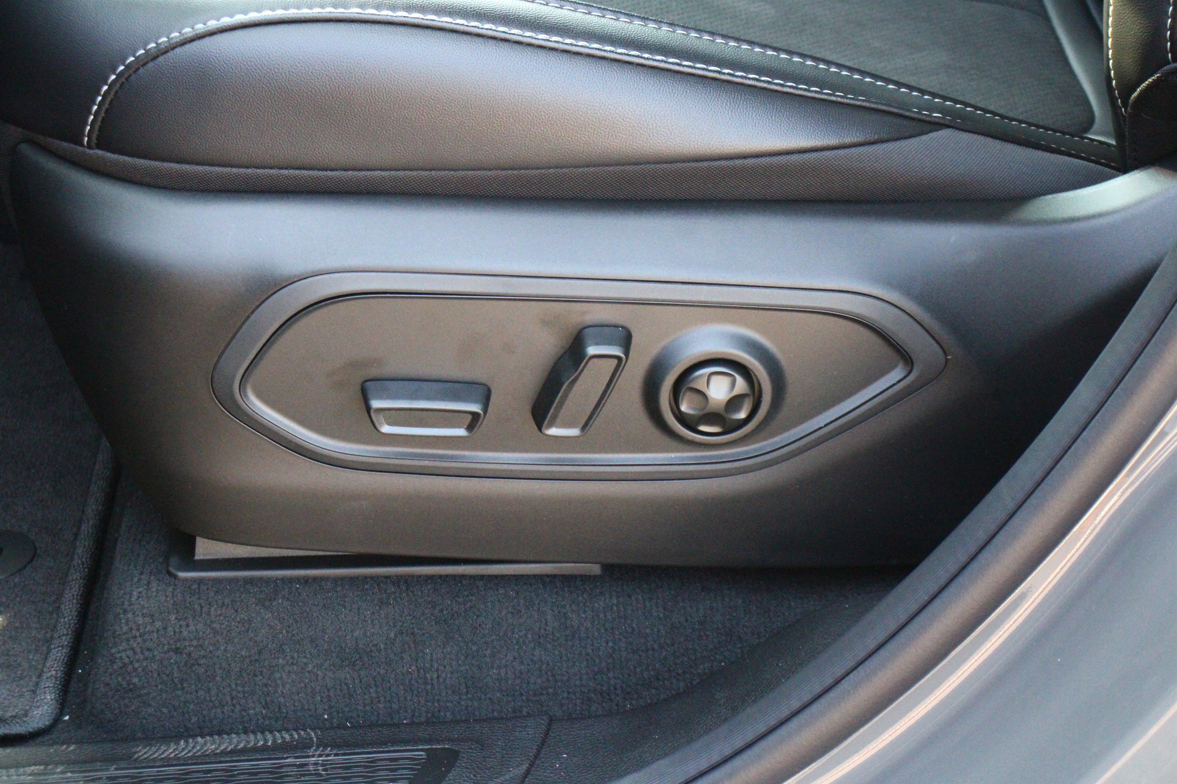 New 2027 Jeep Grand Cherokee L Laredo Sport Utility