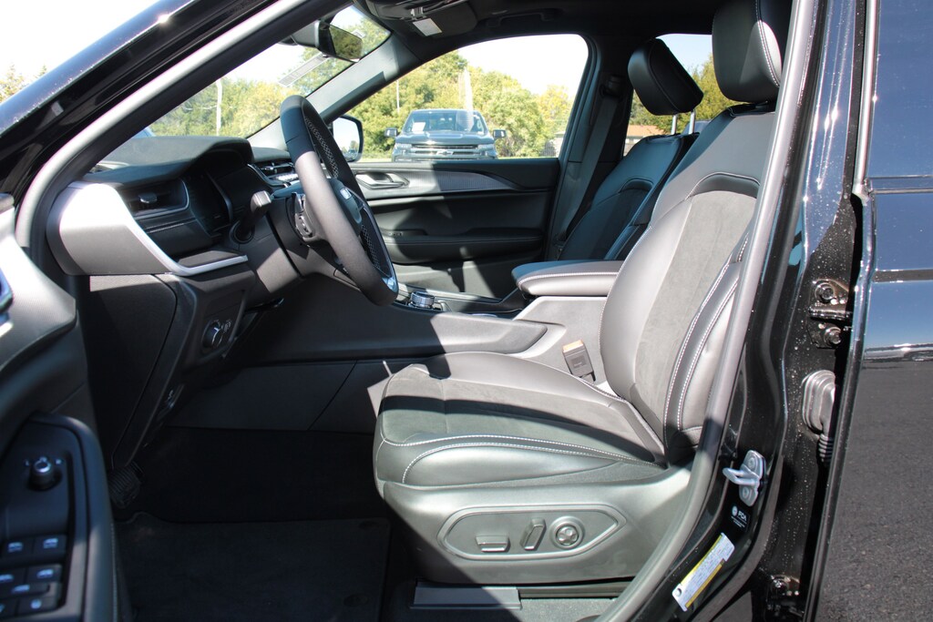 New 2025 Jeep Grand Cherokee L Laredo Sport Utility