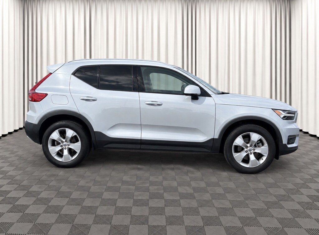 Used 2021 Volvo XC40 T5 Momentum SUV