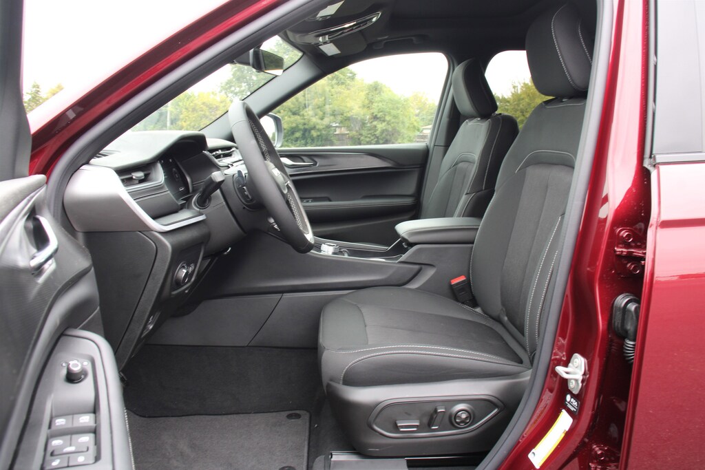 New 2025 Jeep Grand Cherokee L Laredo Sport Utility