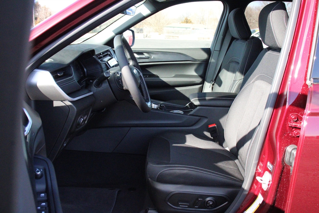 New 2026 Jeep Grand Cherokee Laredo Sport Utility